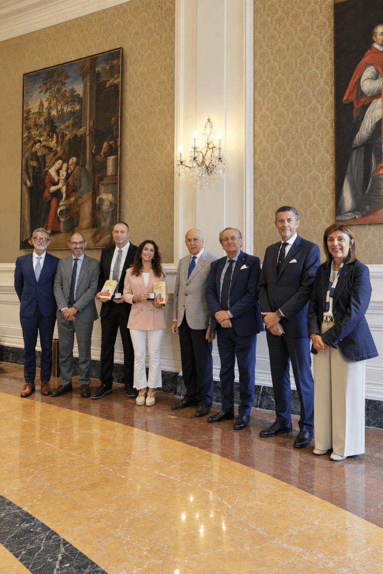 Cesenatico, salvano una cliente dalla truffa da 14mila euro: premiati due bancari