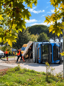 Camion carico di sabbia si ribalta a Savignano: strada invasa dal carico