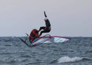 Balz Müller, evoluzioni e spettacolo tra le onde di Cesenatico