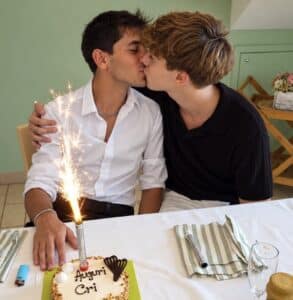 Un bacio gay scatena l’odio social: nel mirino un giovane di Cesenatico