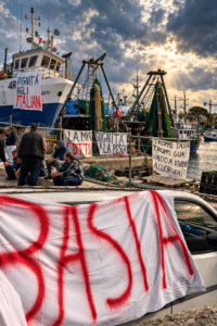 Pescatori in protesta a Cesenatico: “Il gasolio ci sta mettendo in ginocchio”
