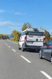 Scontro tra moto e portavalori sull’Adriatica: non è un assalto, ma il motociclista rischia una mano